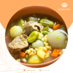 Sopa Chairo, sopa con verduras, chuño y carne en plato sopero de cerámica marrón