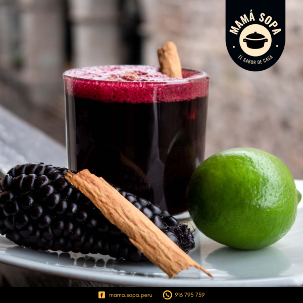 chicha morada en vaso con limon, canela