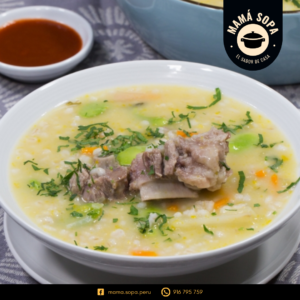 sopa de moron con carne en plato blanco