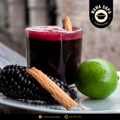 chicha morada en vaso con limon, canela